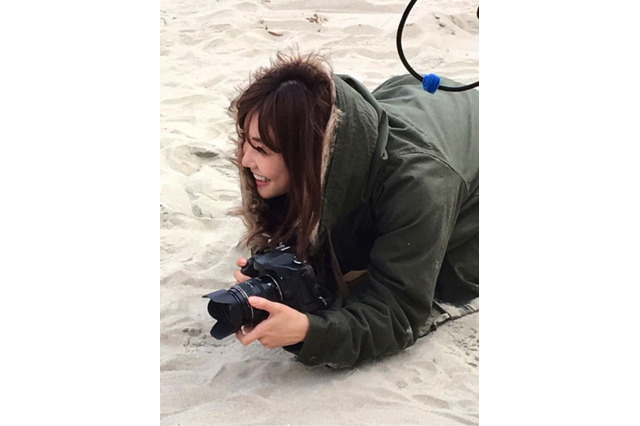 倉科カナ、浜辺でのカメラマン姿に反響 画像