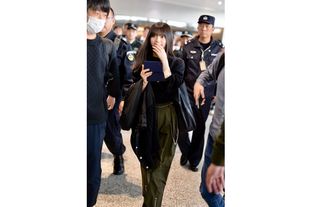 齋藤飛鳥、警備に囲まれながら上海入り！乃木坂46が初の上海公演 画像