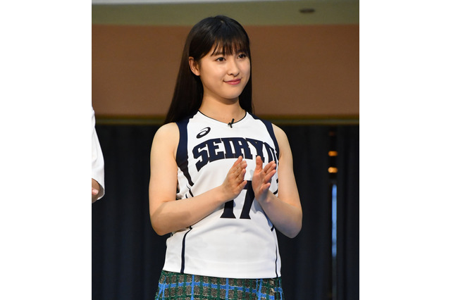 ユニフォーム姿の土屋太鳳に、女子高生たちから「かわいい！」と感嘆のため息 画像