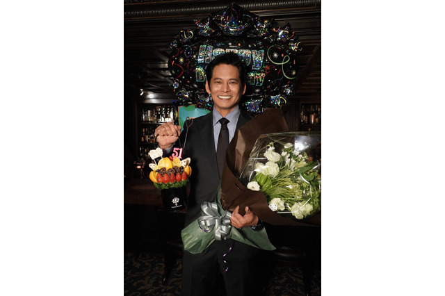 織田裕二、ドラマ『SUITS／スーツ』クランクアップ！中村アンが花束を贈呈 画像