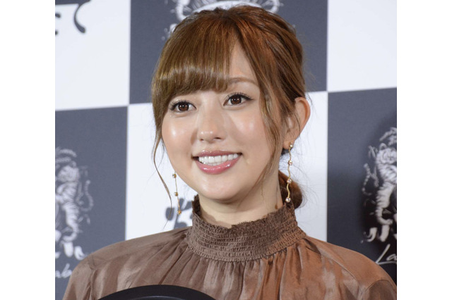 インパクトありすぎ!菊地亜美、白塗りメイクで「柴田理恵」に 画像