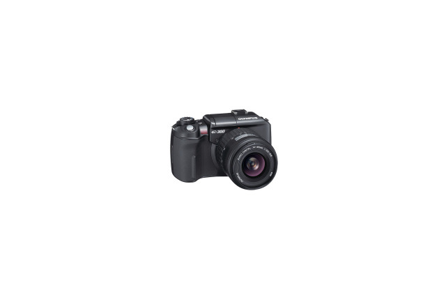 オリンパス、普及価格帯デジタル一眼レフ「E-300」の単体販売を05年1月下旬に前倒し 画像