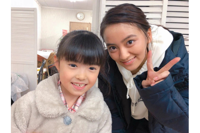 岡田結実「癒されまくり」、子役・林凛果とのドラマオフショット公開! 画像