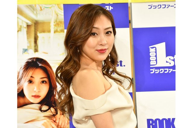 辰巳奈都子が「最大の露出」の“過激写真集”を刊行、「背中のソリからお尻のライン」に自信 画像