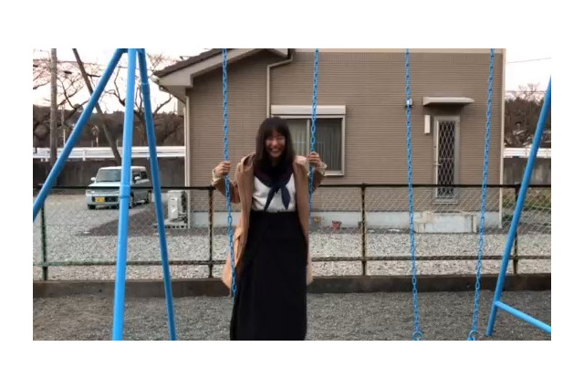 大友花恋、無邪気にブランコを楽しむ姿に「可愛い！」「癒しパワーもらえたよ！」 画像
