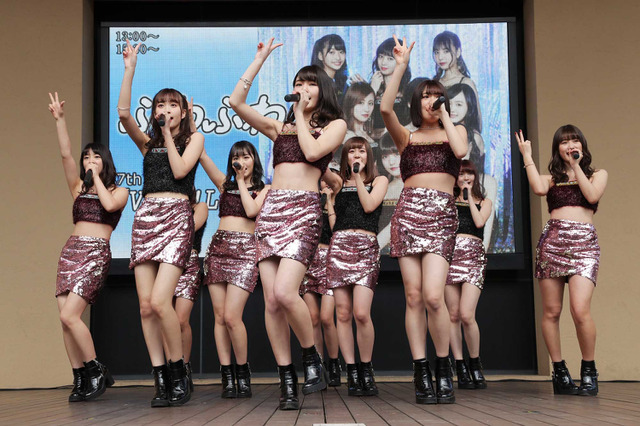 ふわふわ、ヘソ出しミニスカのセクシー衣装でパフォーマンス！ 画像