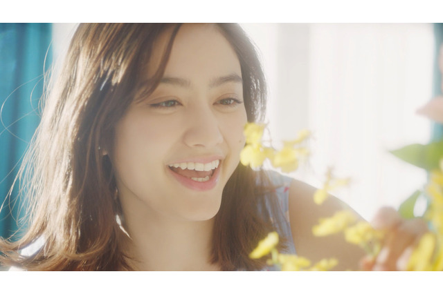 キャミソール姿もセクシー！谷まりあ、新CMで美肌アピール 画像