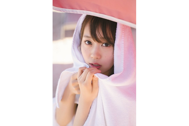 芹澤優のセカンド写真集表紙カット公開!ビーチサイドで愛らしい表情 画像