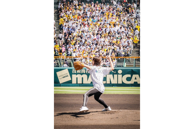 【昨日のエンタメニュース】足立佳奈、始球式で見事ストライク／加藤綾子、32年前の姿公開 画像