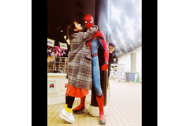 嫉妬する磯村勇斗の姿も...平祐奈、スパイダーマンに抱きつくオフショットを公開 画像