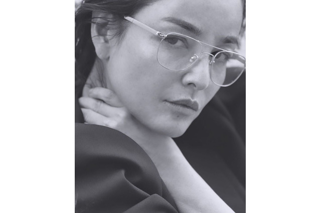 梨花、メガネをかけキリッ!「男顔メガネ女子」ショットに絶賛 画像