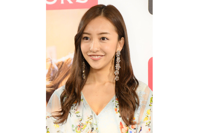 板野友美の美背中に「めっちゃ綺麗」の声! 画像