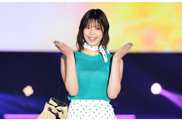 欅坂46・渡邉理佐が笑顔で投げキッス！小林由依はピンクコーデがキュート【GirlsAward 2019】 画像