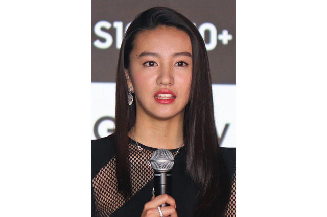 Kokiがミニドレスで美脚を披露、CM撮影では「何回も滑ってしまった」 画像