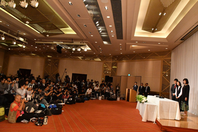 山里亮太&蒼井優が結婚報告記者会見、報道陣100社以上が集結 画像