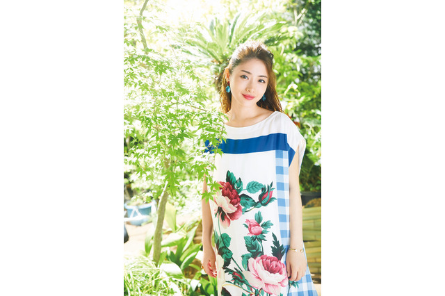 石原さとみの美しさがさく裂！『スピリッツ』表紙＆巻頭グラビアに登場 画像