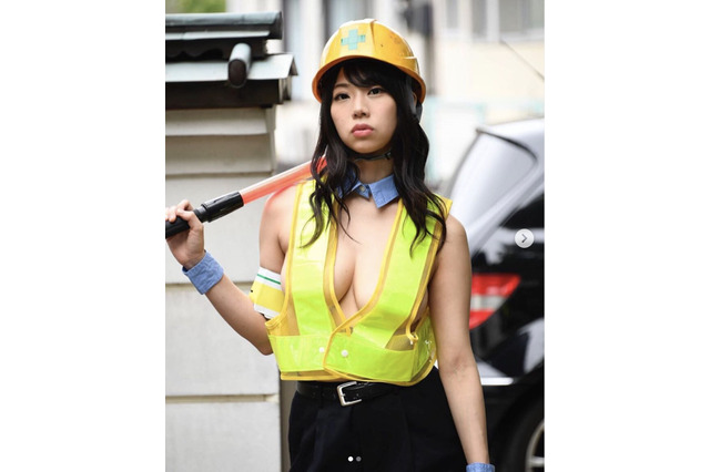 鈴木ふみ奈、異色の「工事現場のガードマン」グラビアにファン興奮! 画像