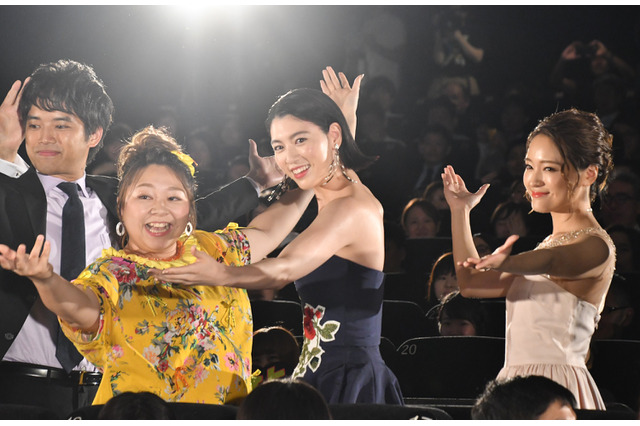 三吉彩花、胸元&背中を大胆露出のドレス姿で“「狙いうち」ダンス”を披露 画像