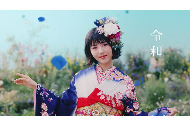浜辺美波、振袖姿披露!来年の成人式前に「初めての一人旅をしてみたい」 画像