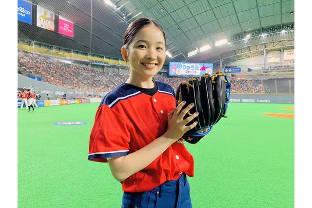 「じいちゃん、帰ってきたよ！」福地桃子、“夕見子”で札幌ドームに登場！美しいピッチング披露 画像
