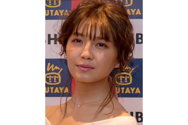 宇野実彩子、美背中際立つワンピースショット公開! 画像