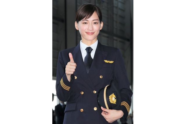 綾瀬はるか、パイロットの制服姿を披露!ANA特別塗装機にワクワク 画像
