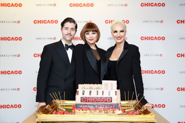 米倉涼子、主演ミュージカル『シカゴ』の共演者から誕生日サプライズ！ 画像