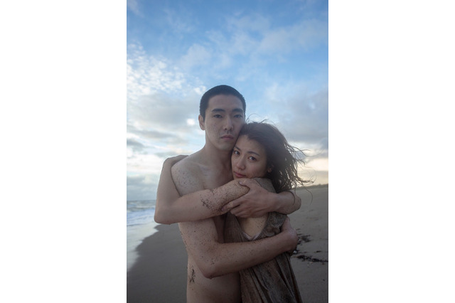 柄本佑・瀧内公美が『anan』SEX特集に登場!二人が抱き合うビジュアルも解禁 画像
