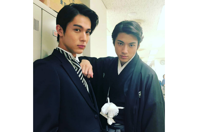 紋付羽織袴姿の山田裕貴&タキシード姿の中川大志、イケメンすぎる2ショット公開 画像