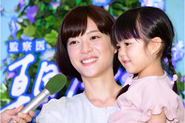 上野樹里、月9で共演の自由な子役を絶賛＆抱っこ「いいですね、このフィット感」 画像