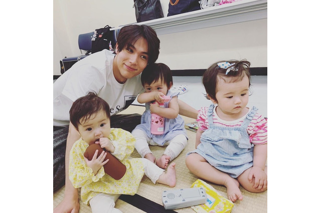 中川大志、赤ちゃんたちとの「パパ練習」中ショット公開！癒されるファン続出 画像