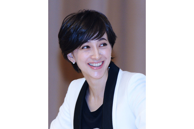 滝川クリステル、結婚式を報告!ウエディングドレス姿も披露 画像