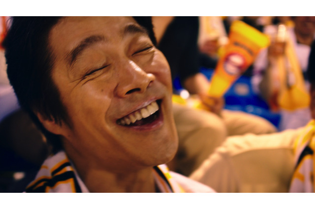 堤真一、新CMで至福の表情！ビールが買えない男熱演 画像