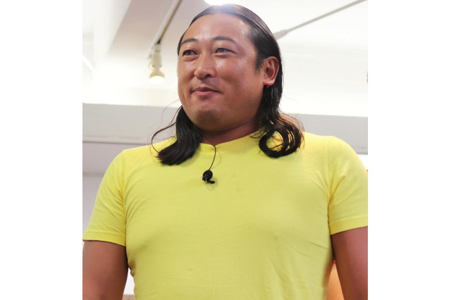 ロバート秋山、やっぱり独特!自身の尿管結石でネックレスを作製 画像