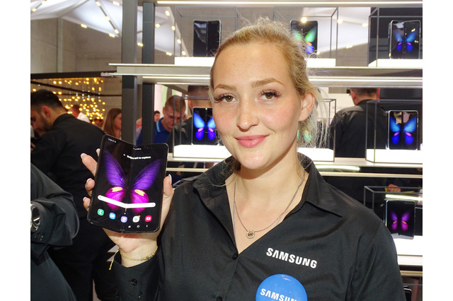 世界最大の家電ショー「IFA」が開幕……サムスンの折り曲げスマホを触ってきた 画像