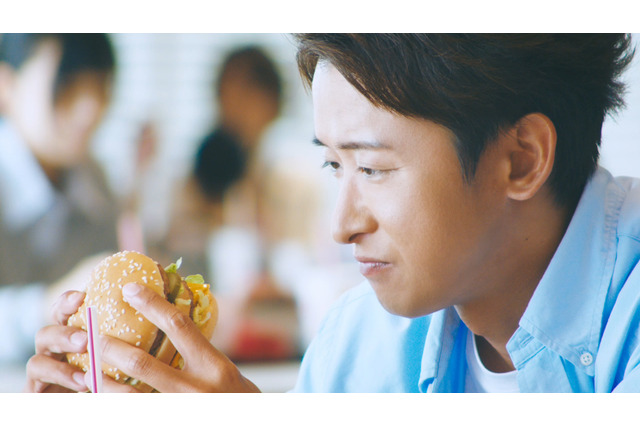 大野智、マック新CMに登場！ビッグマックを口いっぱいに頬張る 画像