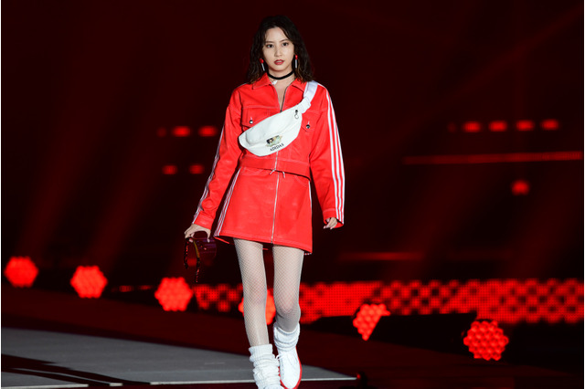 【GirlsAward 2019】河北麻友子、網タイツ&ルーズソックス姿で投げキッス 画像