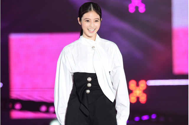 【GirlsAward 2019】今田美桜、モノトーンコーデで登場！「足がガクガク」と照れ笑い 画像