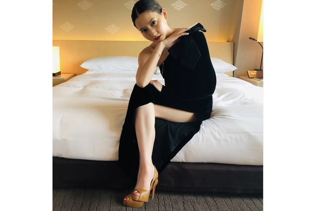 河北麻友子、ドレスをスタイリッシュに着こなす姿にファン「お洒落!」「美しい」 画像