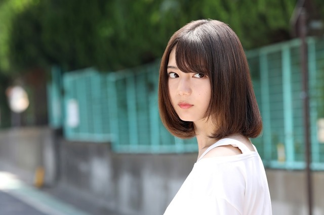 日向坂46・小坂菜緒の主演映画『恐怖人形』主題歌にThinking Dogsが決定! 画像