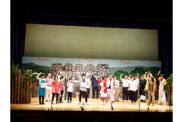 すっちー＆吉田裕、北海道・下川町民と新喜劇！乳首ドリルも披露 画像