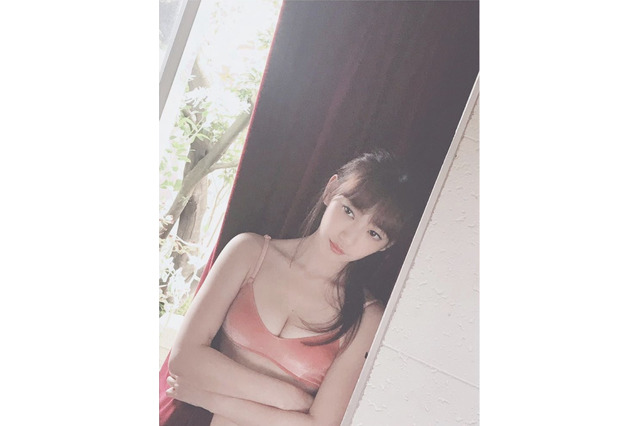 関根優那、胸元チラリのセクシーオフショット公開 画像