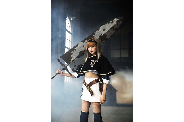 安斉かれん、存在感抜群の『ブラッククローバー』アスタコスプレ披露 画像