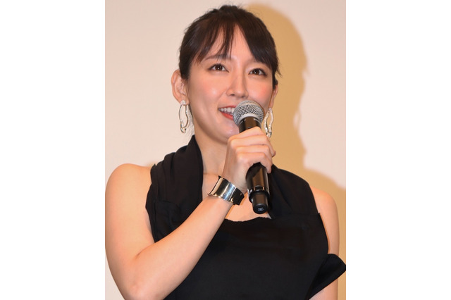 吉岡里帆の魅力が凝縮！カレンダーの一部カット公開！ 画像