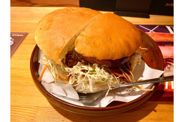 思っているより、ふた回りはデカいぞ!コメダ珈琲店「ハムカツバーガー」をチェックしてきた 画像