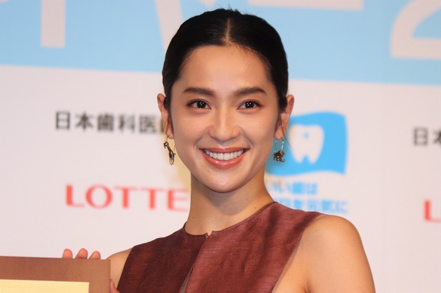 中村アン、ベストスマイル賞授賞で喜び「ひそかに思っていた」 画像