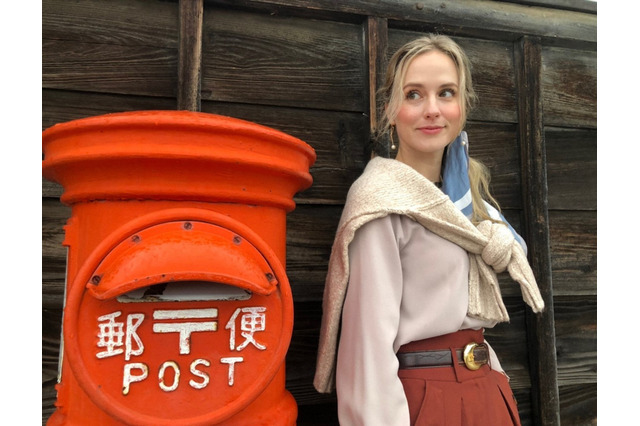 ナタリー・エモンズ、絶景の瀬戸・鞆の浦へ！「いい日旅立ち」熱唱する場面も 画像