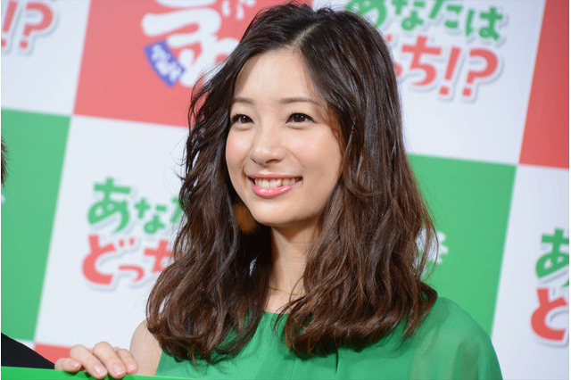 足立梨花、ビキニショット披露!“スレンダー×白肌”の美ボディ見せる! 画像