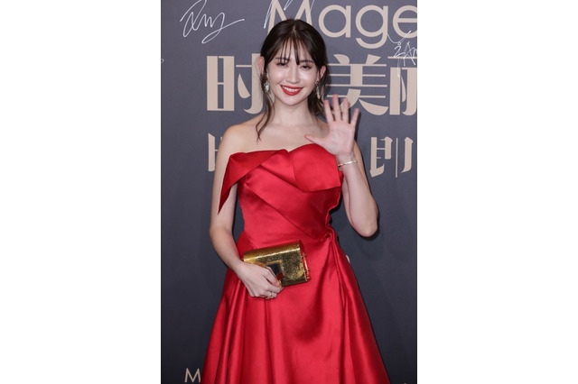 小嶋陽菜、中国で受賞!真っ赤なドレス姿で圧巻の着こなしも 画像