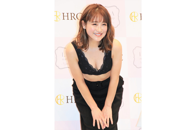 鈴木奈々、胸が2サイズアップし大興奮!“谷間見せ”の初グラビアポーズに大照れ! 画像